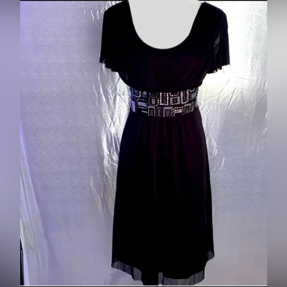 R & M Richards Dresses & Skirts - R&M Richards Short Sleeve Dress With Belt
R & M Richards
Size: 12